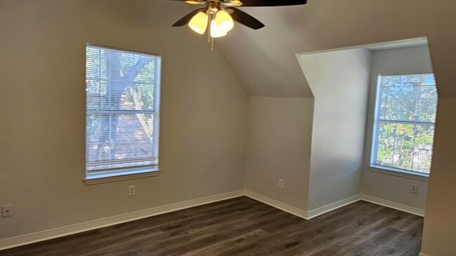 Building Photo - 406 Parkwood Pl