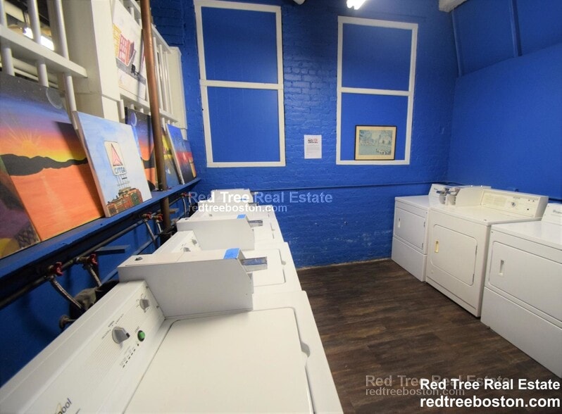 Building Photo - 31 Park Dr