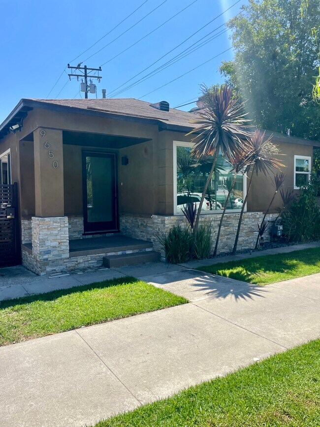 Primary Photo - 9650 Lucerne Ave