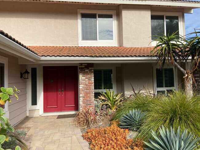 Building Photo - Updated 5 Bed, 3 Bath in Lomas Santa Fe Hi...