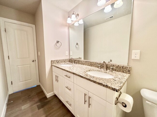 Building Photo - Gorgeous Home in Town Center Virginia Beach!