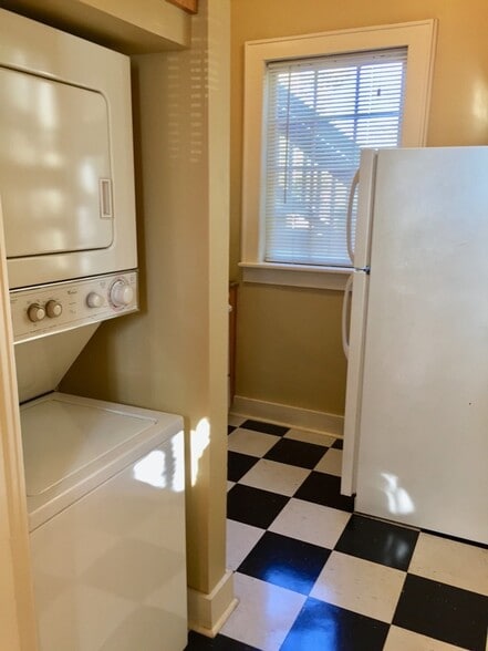 Building Photo - 607 E 6th St