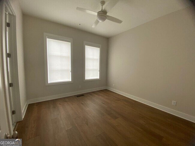 Building Photo - 1295 Longreen Ter NW