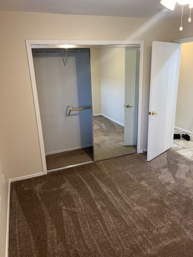 Building Photo - Move in Quick! 2 Bedroom Townhome in Sun C...