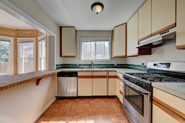 Building Photo - $1,750.00 - 2 Bedrooms, 1 Bathroom, Single...