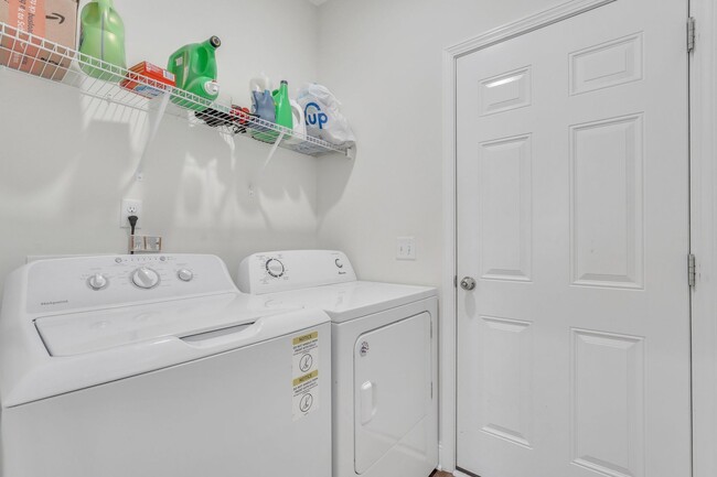 Building Photo - AVAILABLE NOVEMBER (PET FRIENDLY)