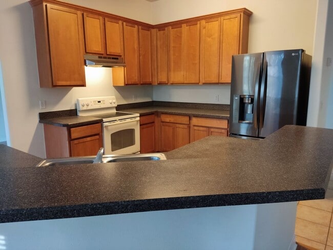 Building Photo - 4/2/2, Beautiful and Spacious!