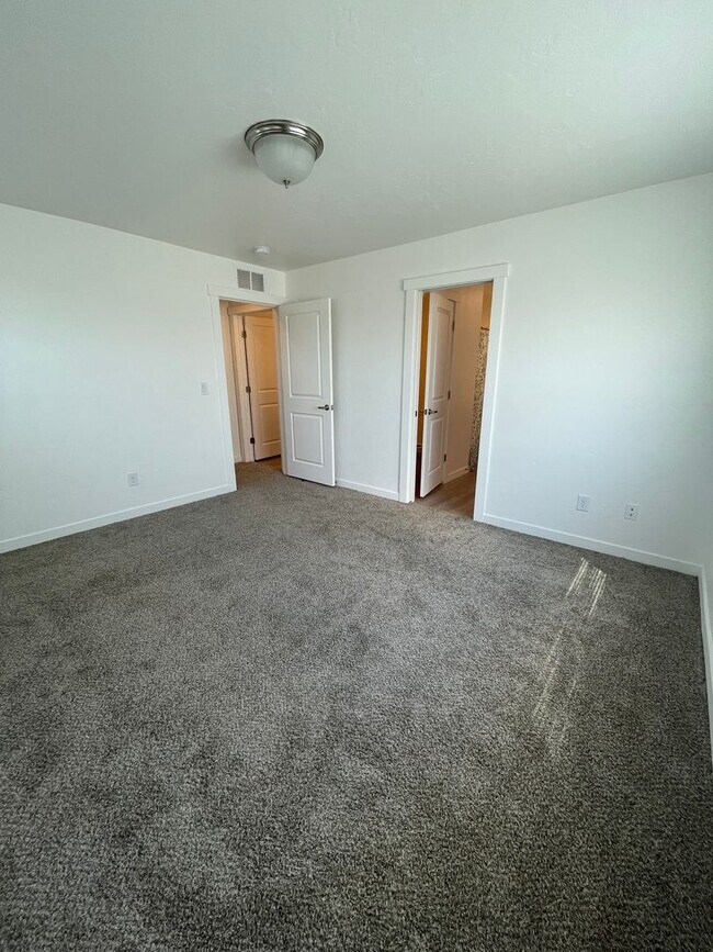 Building Photo - Available Now- Beautiful Nampa Townhome