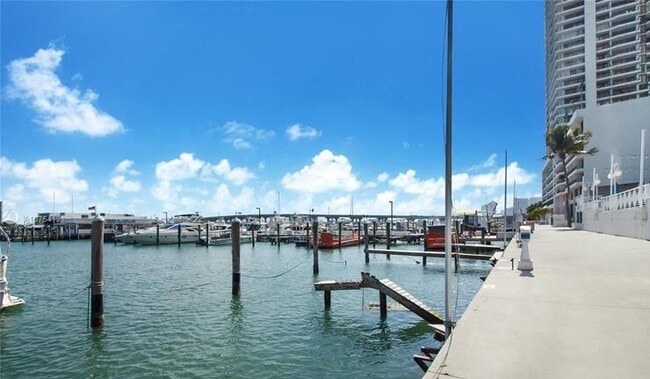 Building Photo - 1717 N Bayshore Dr