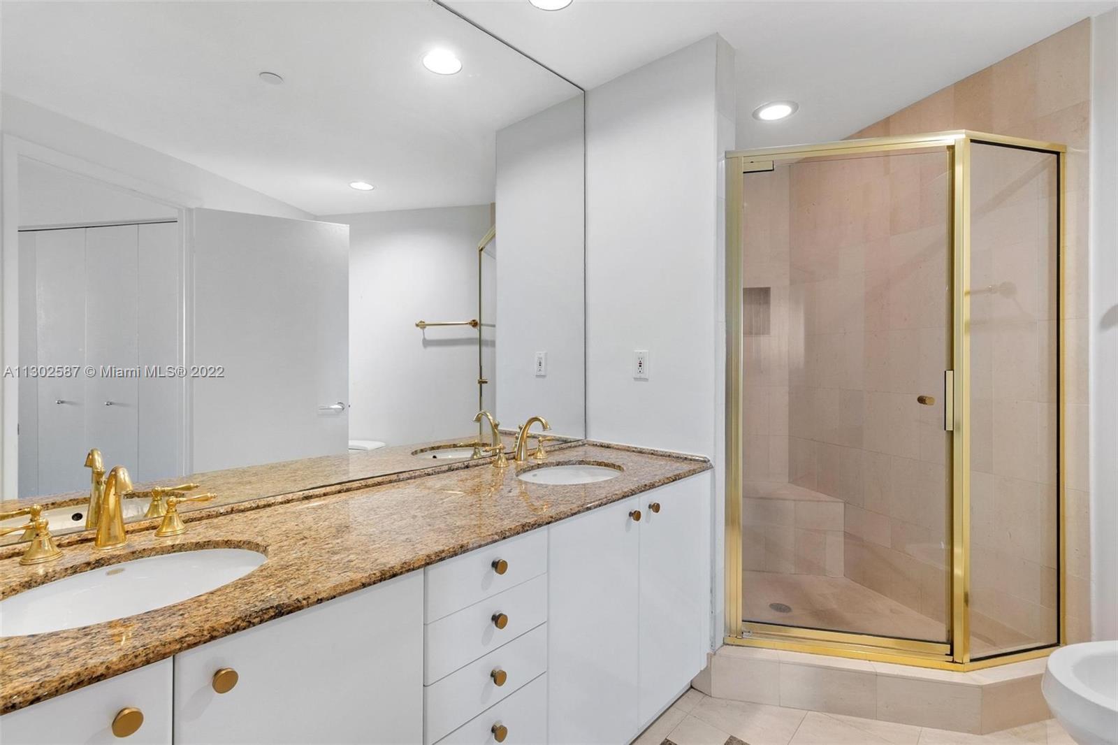 Building Photo - 300 S Pointe Dr