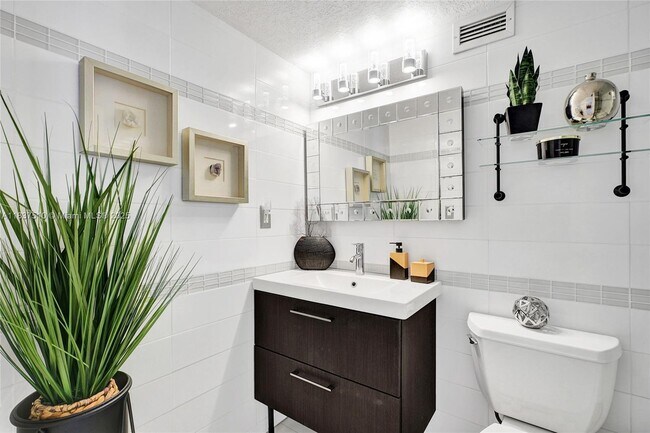 Building Photo - 2501 S Ocean Dr