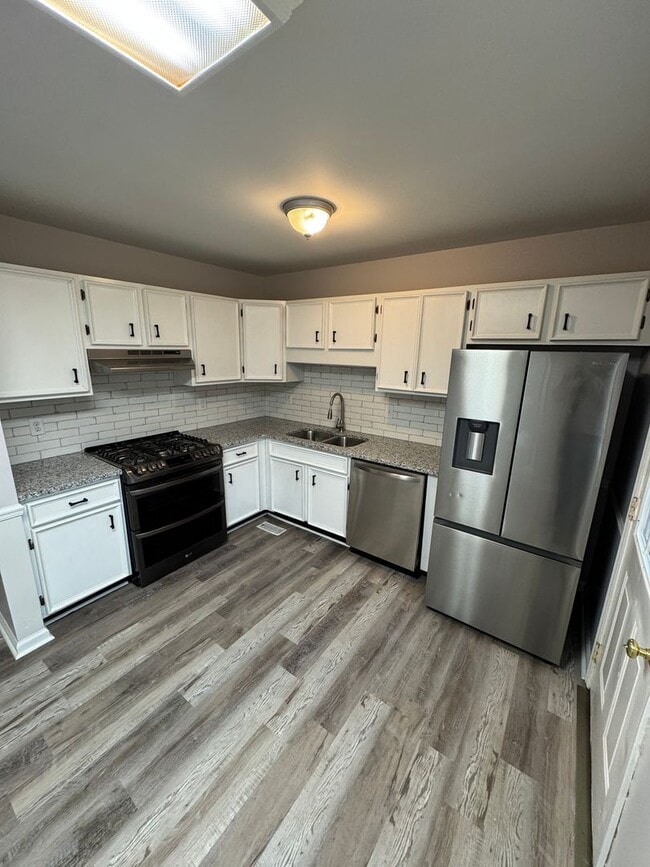 Building Photo - 3 bed & 2 bath in Saks! 1/2 off first months rent!