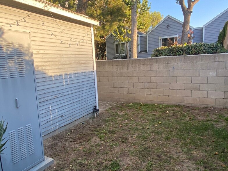 Private Backyard - 607 N Garfield Ave