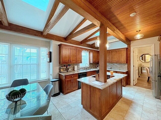 Building Photo - Beautiful Furnished home off Perkins Rd.