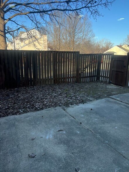Building Photo - 2214 Deerfern Crescent