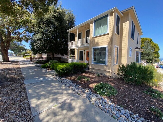 Building Photo - 542 Pine Ave