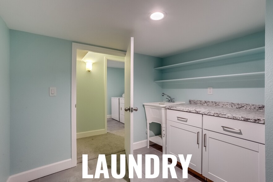 Building Photo - 3149 N Oak Cir