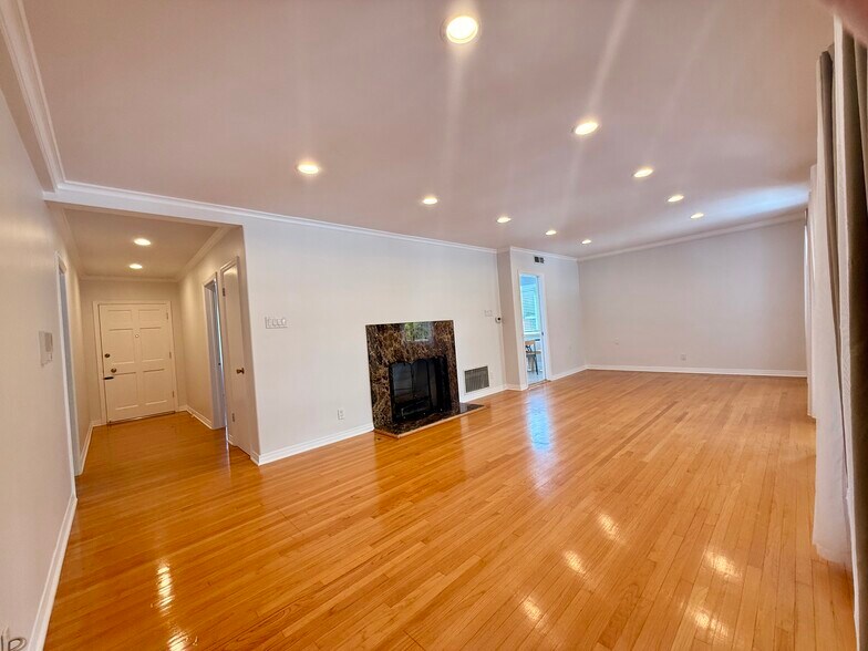 Building Photo - 13628 Addison St