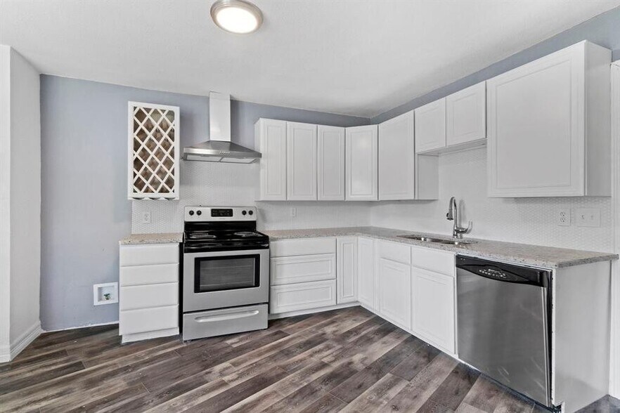 Building Photo - 1910 Danube Dr