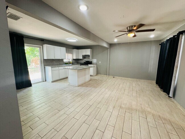 Building Photo - 112 Mirasol Dr
