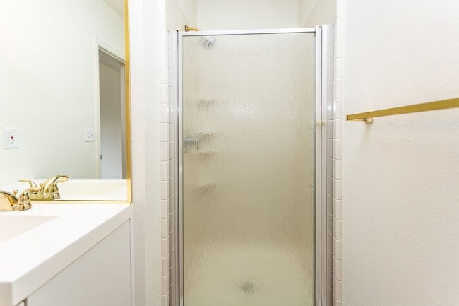 Building Photo - Beautifully Maintained Townhome with Fantastic Amenities