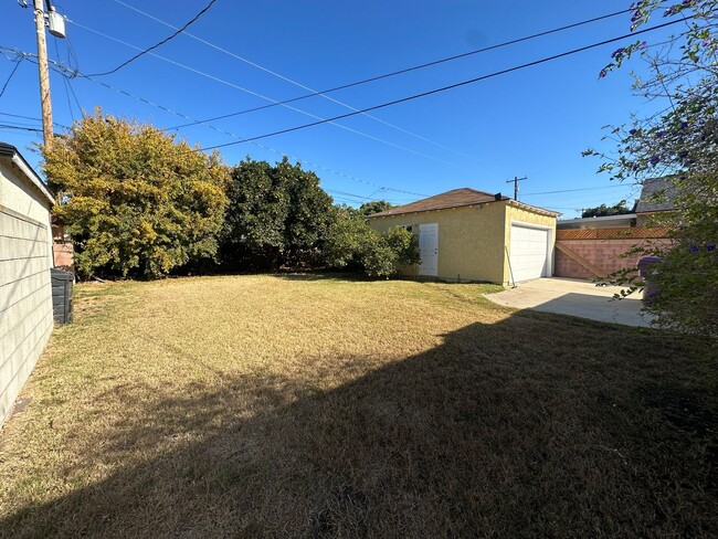 Building Photo - Beautifully remodeled 2-bedroom, 1-bathroo...