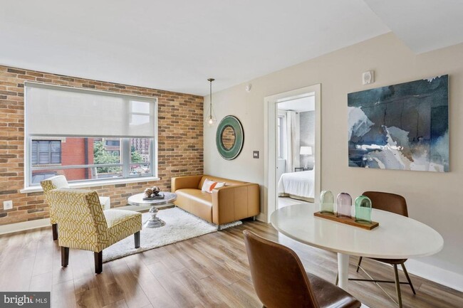 Building Photo - Practically new 1bd/1ba steps to Logan Cir...