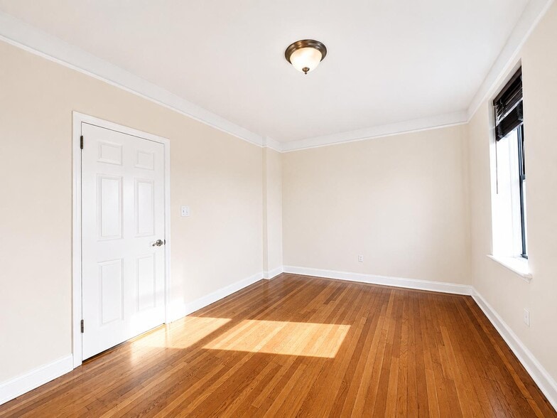 Building Photo - 105 Pinehurst Ave