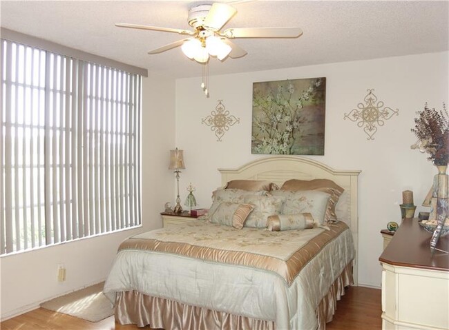 Building Photo - 2901 S Palm Aire Dr