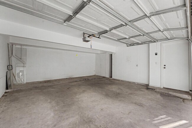 Building Photo - 2 Bed | 2 Bath Condo on Crybaby Hill