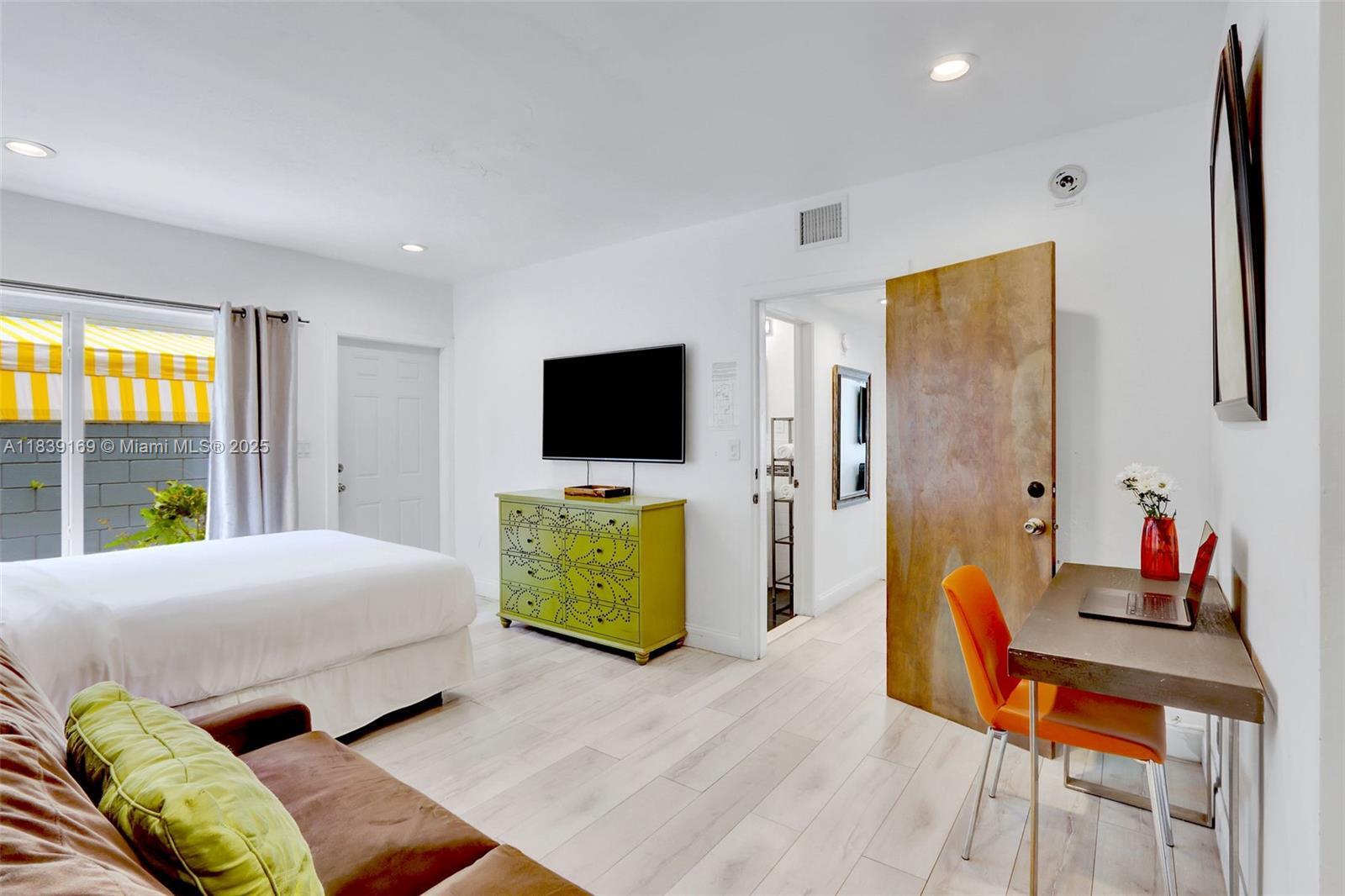 Building Photo - 320 Hendricks Is