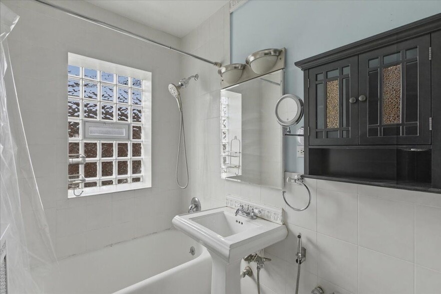 Building Photo - 7409 N Claremont Ave