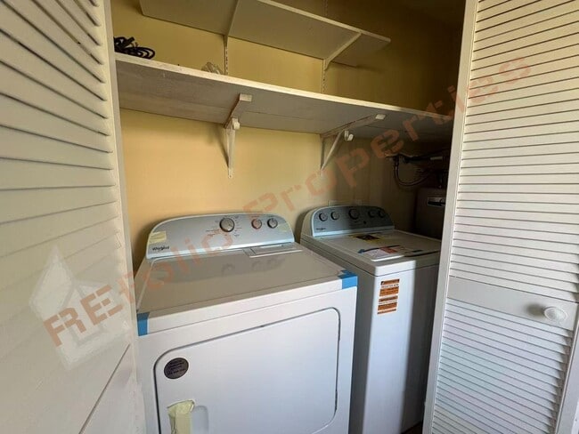 Building Photo - 703 Larchwood Dr