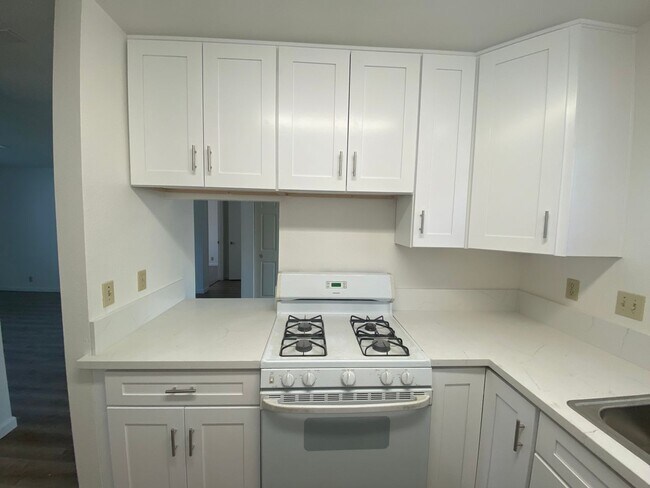 Building Photo - Remodeled 2 Bedroom Apartment - La Tierra Garden Apartements