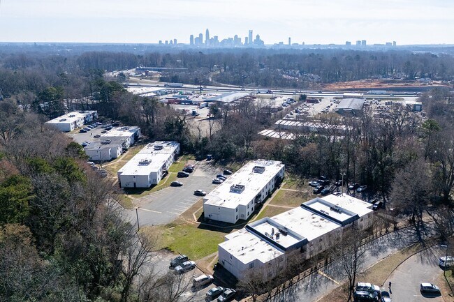 Building Photo - Spacious, affordable two bedroom townhouse just minutes from shopping and dining in Gastonia!