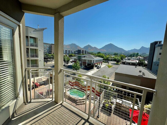 Building Photo - 460 E 400 S