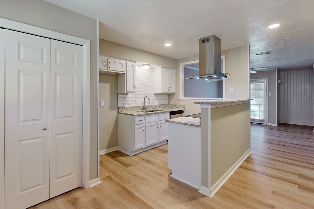 Building Photo - 1409 Airline Dr
