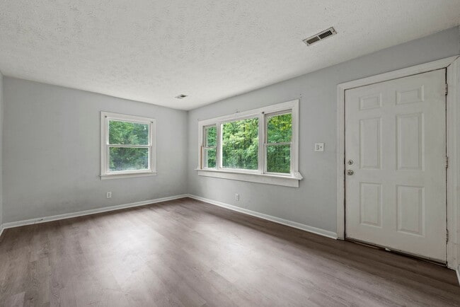 Building Photo - Private and convenient 3 bed/1 bath with large backyard