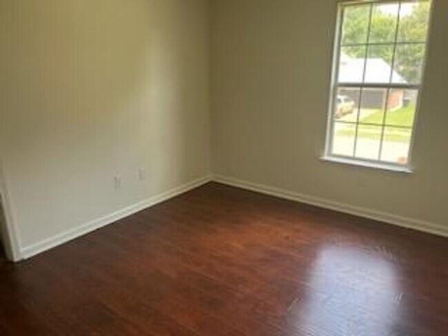 Building Photo - Available Now! MOVE IN SPECIAL HALF OFF FI...