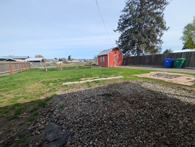 Building Photo - Light & bright 3 bedroom Orchards house