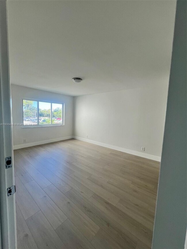 Building Photo - 100 Lakeview Dr