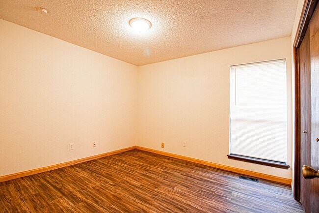 Building Photo - 3 Bed 1.5 Bath in Carl Albert School District