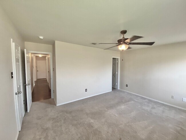 Building Photo - Open Floorplan and Amazing Resort Style Community!