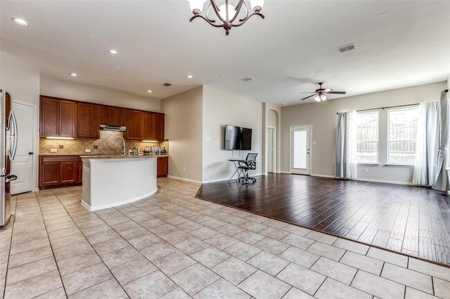 Building Photo - 14625 Riverside Dr