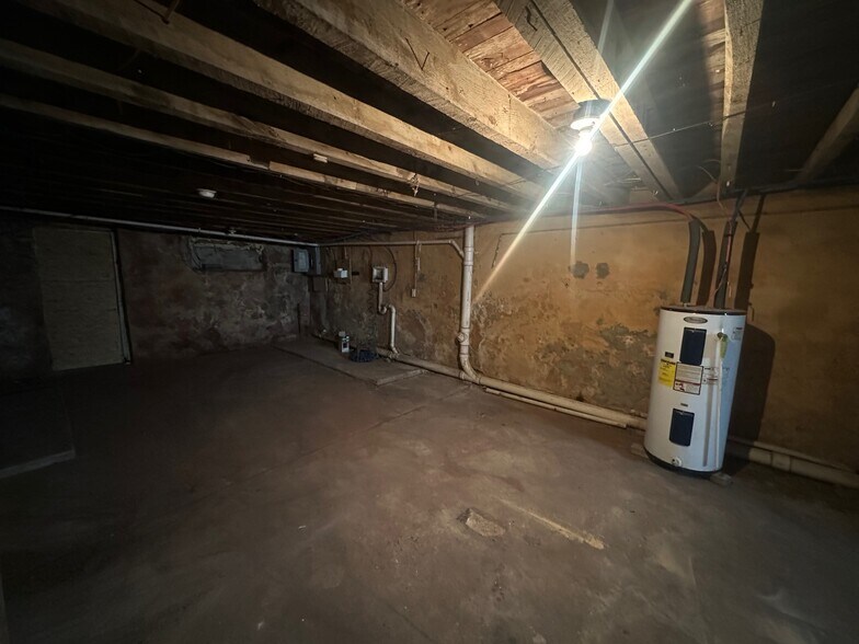 Building Photo - 609 N Wilton St