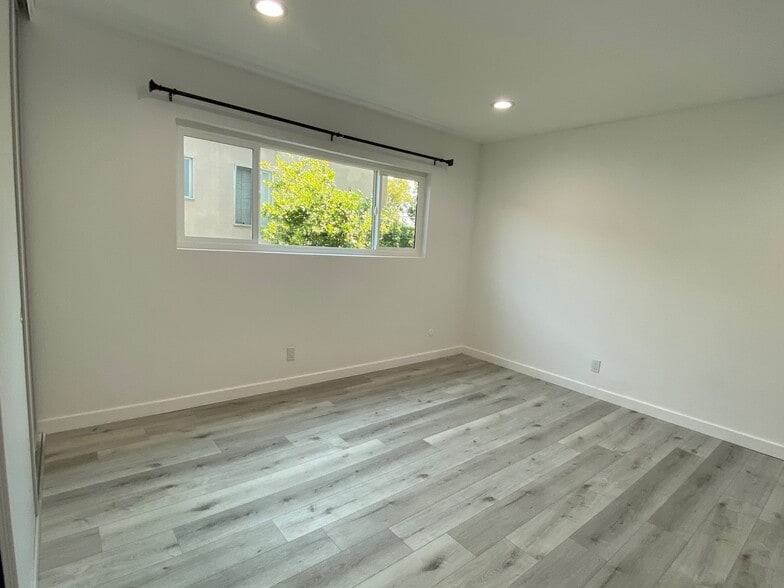 Building Photo - 10823 Camarillo St