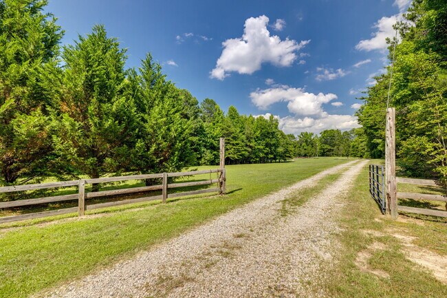 Building Photo - "Charming 2-Bedroom Furnished Retreat with Spacious Layout and 2.5 Baths in York, SC!"