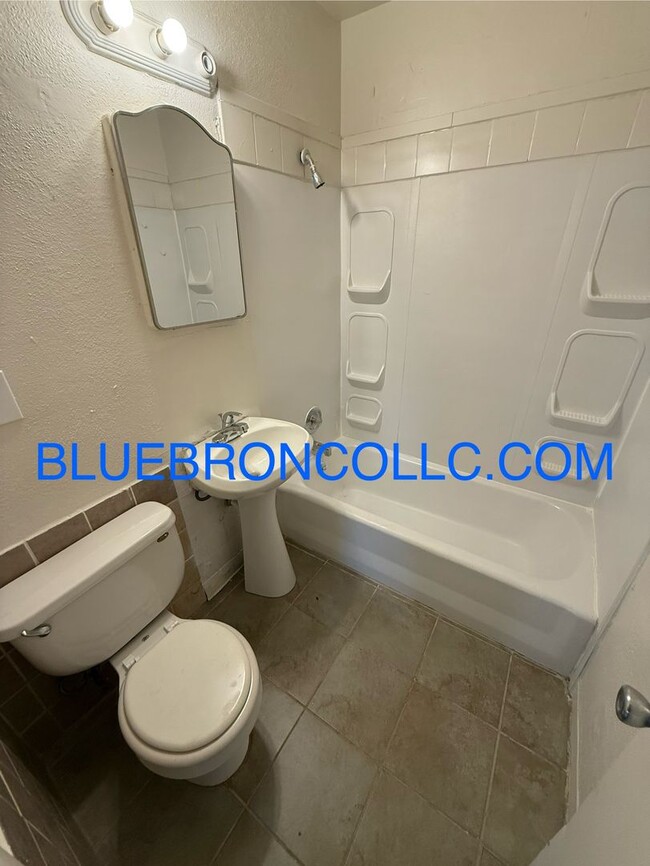 Building Photo - Nice house, great location!