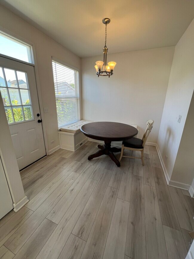 Building Photo - 2158 Middlebury Dr