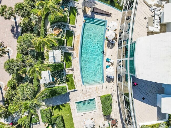 Building Photo - 5875 Collins Ave